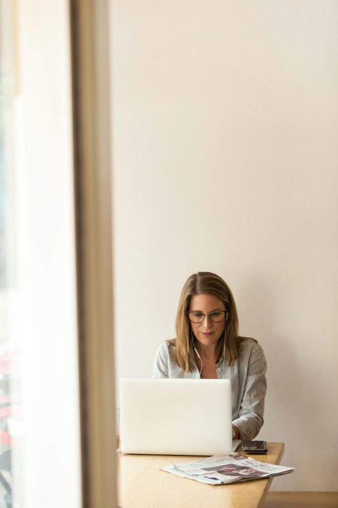image1 Woman on Computer Franchisee