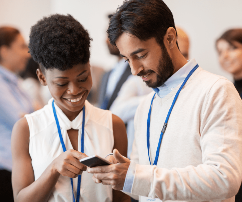 A man and a woman looking at a cell phone | Franchise Local A man and a woman looking at a cell phone | Franchise Local