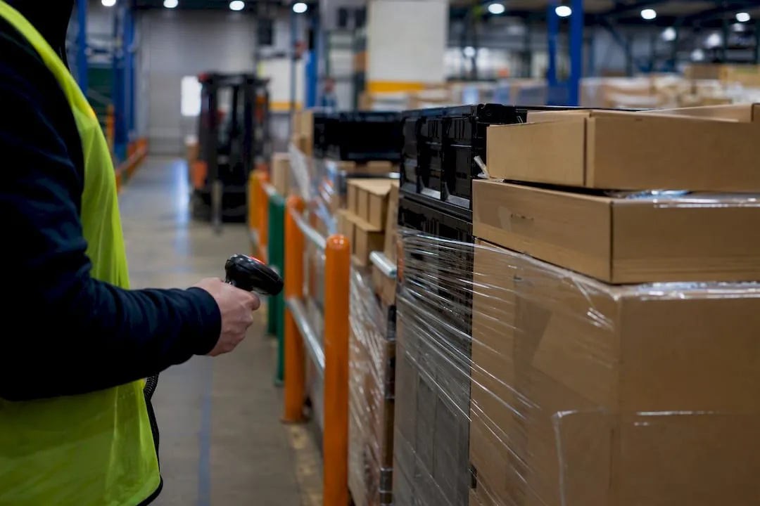 Warehouse pallet stock management in franchise logistics